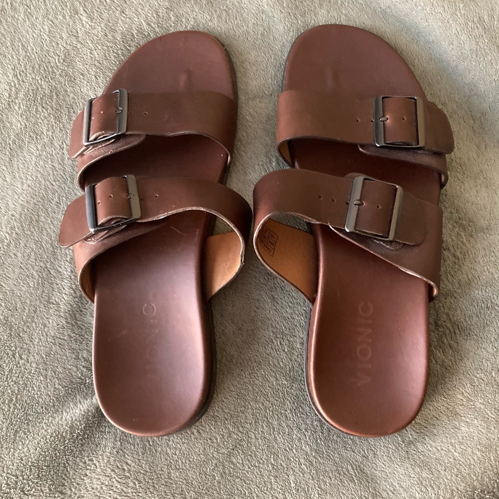 Men’s Size 10 Vionic Sandals in New never worn Condition without tags and box.